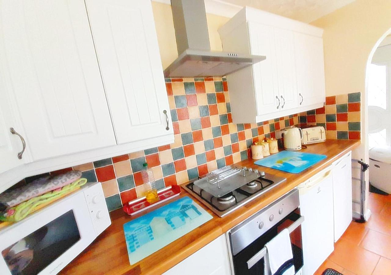The House! Just Steps From The & Attractions - Perfect For Couples & Family With Private Parking, Large Garden & Fast Free Wifi - The Perfect Seaside Getaway! Vakantiehuis Sutton-on-Sea