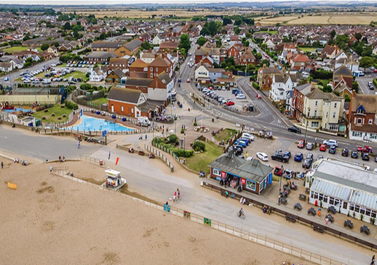 Vakantiehuis The House! Just Steps From The & Attractions - Perfect For Couples & Family With Private Parking, Large Garden & Fast Free Wifi - The Perfect Seaside Getaway! Sutton-on-Sea