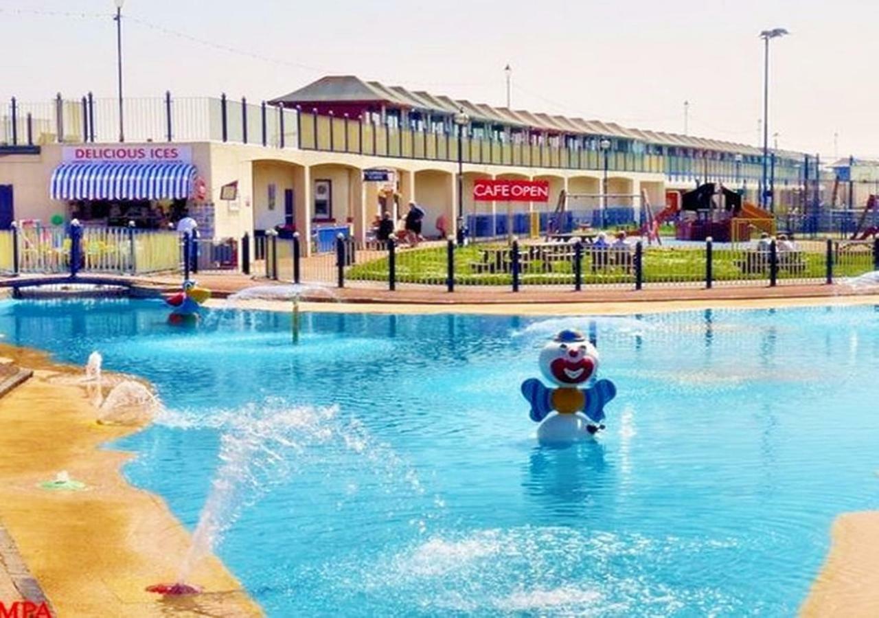 Vakantiehuis The House! Just Steps From The & Attractions - Perfect For Couples & Family With Private Parking, Large Garden & Fast Free Wifi - The Perfect Seaside Getaway!